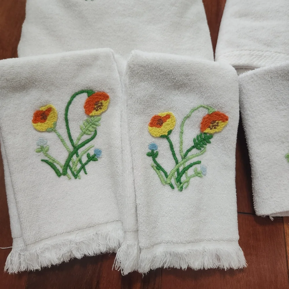 Vintage Lady Pepperell White with Yellow and Orange Flower Towel Set
